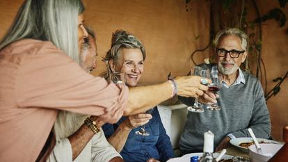 Certains consommateurs réguliers d’alcool arrivent à vivre très vieux. Mais sont-ils si nombreux que ça ?
