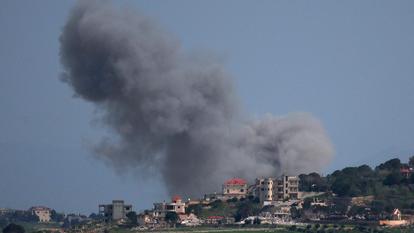 La fumée s’élève au Liban à la suite d’une explosion, après un cessez-le-feu de 10 jours entre le Liban et Israël, vu du côté israélien de la frontière avec le Liban, le 17 avril 2026.