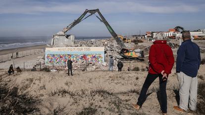À Soulac-sur-Mer, le sable est devenu un ennemi et la destruction du célèbre immeuble Le Signal en février 2023 apparaît plus que jamais comme un symbole de l’impuissance des pouvoirs publics face aux éléments.