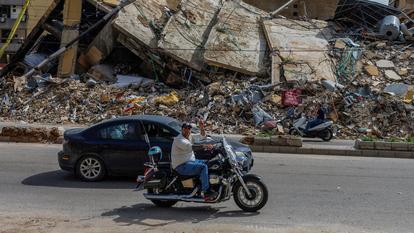 Un homme à moto fait le signe de la victoire, dans la banlieue sud de Beyrouth, après l’entrée en vigueur, vendredi, d’un cessez-le-feu de dix jours entre le Liban et Israël.