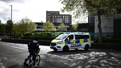 Un véhicule de la police londonienne est garé devant l’entrée des locaux de la télévision Iran International.