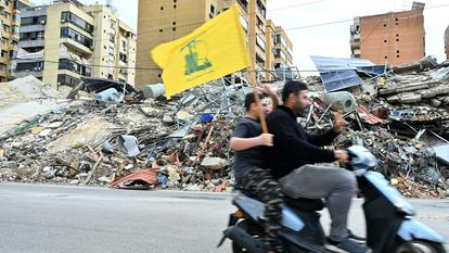 Un habitant de Dahiyé agite le drapeau du Hezbollah.