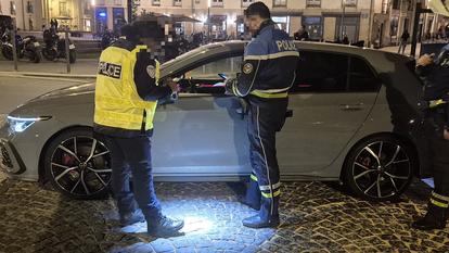 Jeudi soir, entre 21 heures et 23 heures, une vingtaine de policiers ont été déployés dans le centre pour détecter toute trace éventuelle de protoxyde d’azote dans les véhicules.