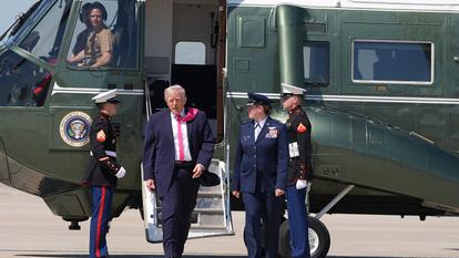 Le président américain, Donald Trump, sur le tarmac de la base aérienne d’Andrews, le 16 avril, au sud-est de Washington.