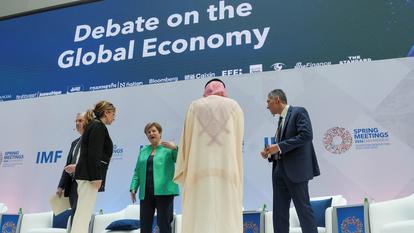 Kristalina Georgieva, la directrice générale du FMI (en vert), entourée du gouverneur de la Banque de France, François Villeroy de Galhau (à gauche), de l’animatrice d’un débat, de Mohammed Al-Jadaan, le ministre saoudien des Finances et de l’économiste américain Eswar Prasad, à Washington, le 16 avril 2026.