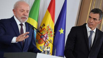 Le président brésilien Luiz Inácio Lula da Silva et le Premier ministre espagnol Pedro Sánchez lors du sommet entre l’Espagne et le Brésil à Barcelone, en Espagne, le 17 avril 2026.