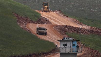 Des véhicules militaires israéliens circulent dans le sud du Liban, près de la frontière israélo-libanaise, le 19 avril 2026.