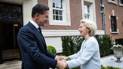 Le secrétaire général de l’Otan Mark Rutte reçoit Ursula von der Leyen, présidente de la Commission européenne, à sa résidence officielle à Bruxelles, jeudi 16 avril 2026.