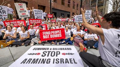Des membres de l’organisation « Jewish Voice for Peace », manifestent contre la guerre en Iran et pour soutenir le peuple palestinien, le 13 avril, à New York.