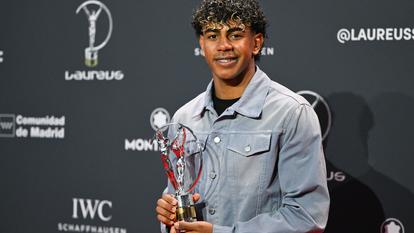 Lamine Yamal avec son trophée de meilleur «jeune de l’année», obtenu aux Laureus Awards à Madrid le 20 avril.