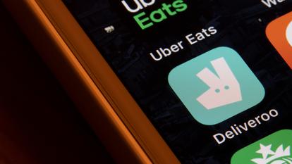 La plainte contre le britannique Deliveroo et le géant américain Uber, déposée mercredi auprès de la procureure de la République de Paris est portée par la Maison des livreurs à Bordeaux, la Maison des coursiers à Paris, et les associations d’aide aux livreurs AMAL et Ciel.