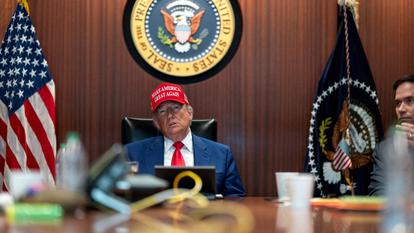 Le président américain Donald Trump tient une réunion dans la Salle de situation à la Maison Blanche à Washington, D.C., États-Unis, le 21 juin 2025.