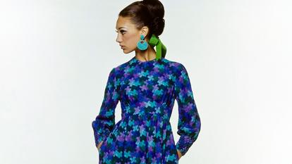 Marisa Berenson et ses boucles d’oreille en turquoise Kenneth Jay Lane, photographiée par Bert Stern en 1965.