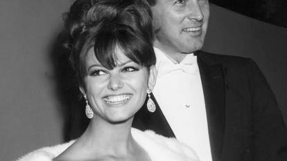 L’actrice en compagnie de Rock Hudson, avec lequel elle vient de tourner Les Yeux bandés (1966), portant des boucles d’oreilles en forme de poire pavées de diamants.