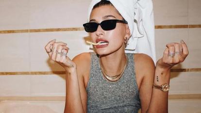 Hailey Bieber avec sa Rolex Datejust sertie de diamants, experte des montres vintage.