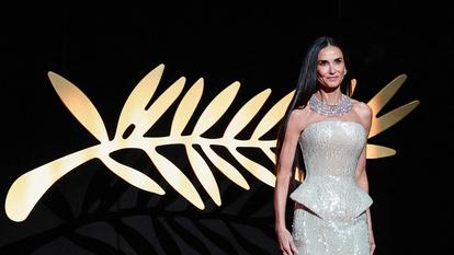 Membre du jury du 79e Festival de Cannes, Demi Moore pose sur le tapis rouge lors de la cérémonie d’ouverture, le 12 mai 2026, avec un plastron en diamants de la nouvelle collection Red Carpet de Chopard.