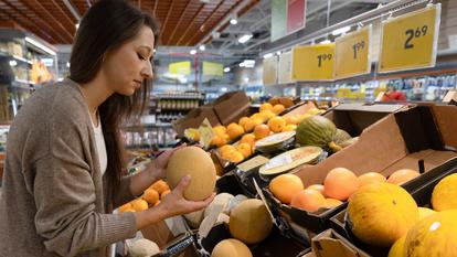 Les sénateurs de la commission proposent d’instaurer « un affichage obligatoire des marges sur les produits non transformés, en priorité les fruits et légumes ». Un moyen de mieux répartir la valeur au profit des agriculteurs.