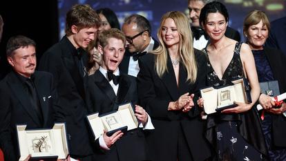 Le réalisateur Cristian Mungiu, lauréat de la Palme d'Or pour le film Fjord, Emmanuel Macchia et Valentin Campagne, co-lauréats du prix du Meilleur Acteur pour leurs rôles dans le film Coward, le réalisateur Pawel Pawlikowski, co-lauréat du prix du Meilleur Réalisateur pour le film Fatherland, le réalisateur Valeska Grisebach, lauréate du Prix du Jury pour le film Das Getraumte Abenteuer (L'Aventure rêvée), et le réalisateur Andrey Zvyagintsev, lauréat du Grand Prix pour le film Minotaur (Minotaure), sur scène lors de la cérémonie de clôture du 79e Festival de Cannes.