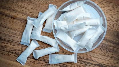 Le snus est une pratique de consommation par la voie orale, consistant à placer sous la lèvre supérieure un sachet contenant du tabac.