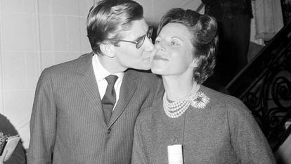 Yves Saint Laurent embrassant sa mère, à l’issue de sa collection printemps-été 1960