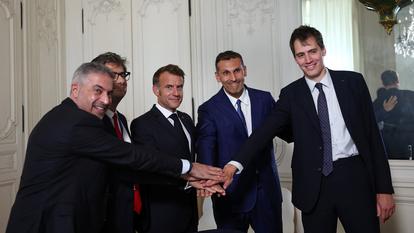 Emmanuel Macron entouré des dirigeants Ahmed Yahia Al Idrissi (MGX), Nicolas Dufourcq (BPI), Khaldoon Al Mubarak (Mubadala Investment Company) et Arthur Mensch (Mistral), lundi, à Versailles.