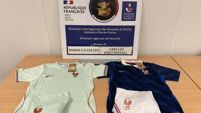 Deux maillots de l’équipe de France saisis la semaine dernière par les services douaniers à Chelles (Seine-et-Marne)