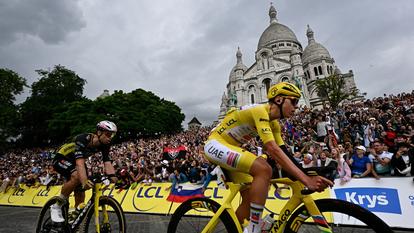 Tadej Pogacar et Wout van Aert passent devant la Basilique du Sacré-Coeur à Paris le jour de l’arrivée du Tour de France 2025.