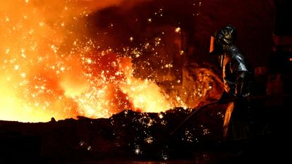 Pour transformer le minerai de fer en acier, les hauts fourneaux consomment du charbon d’origine fossile, très polluant