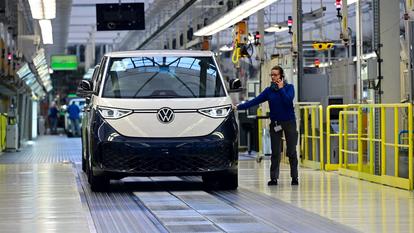 Une ligne de production d’ID. Buzz de Volkswagen à Hanovre en Allemagne. REUTERS/Fabian Bimmer
