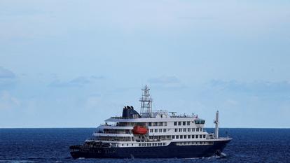 Le navire de croisière MV Hondius, touché par une épidémie de hantavirus, quitte le port de Granadilla de Abona, à Tenerife, le 11 mai 2026.