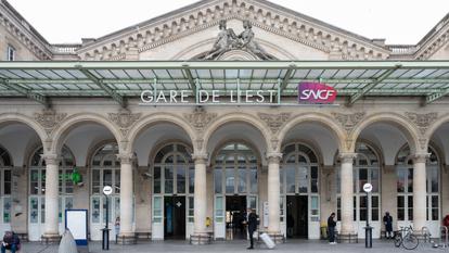 Une photo prise à Paris le 5 mai 2025 montre l’entrée principale de la gare de l’Est.