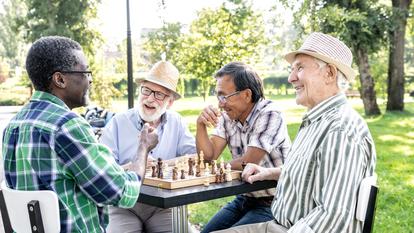 Jouer à divers jeux de société avec autrui, échanger le plus possible avec d’autres personnes fait partie des pistes à privilégier pour continuer à développer sa réserve cognitive.