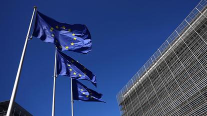 Les drapeaux de l’Union européenne flottent devant le siège de la Commission européenne à Bruxelles.