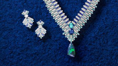 Parrure Blue Illusions, pavage de diamants, saphirs et tourmalines baguettes, serti d’un paraiba, d’un saphir bleu et d’une opale noire.