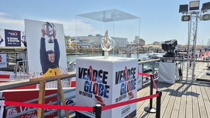 Dans le village de la Vendée Arctique, un espace recueillement a été aménagé, en hommage à Charlie Dalin.