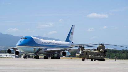 Air Force One à son atterrissage à l’aéroport de Genève pour le sommet du G7 de la France à Évian, le 15 juin 2026.