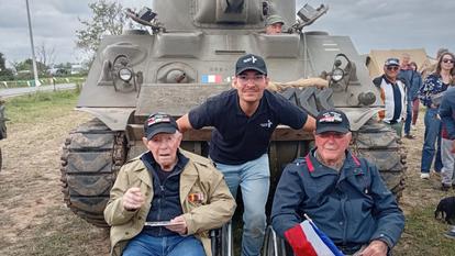 En juin 2026, pour les commémorations du 6 juin 1944, l’association «Ils l’ont vécue» de Léo Rivière (au centre) a fait venir deux vétérans français de la Seconde guerre mondiale, Georges Mongenet (à gauche) et Jean Garidou (à droite).