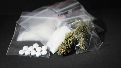 De la cocaïne, du chanvre séché et de l’ecstasy sur une table grise