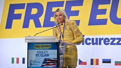 Ashley St Clair prononce un discours lors d’une convention du groupe Identité et Démocratie (ID) du Parlement européen, le 3 décembre 2023 à Florence.