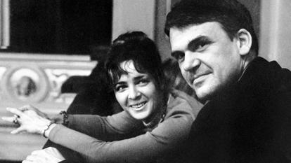 L’écrivain tchèque Milan Kundera avec son épouse Vera à Prague, le 14 octobre 1973.