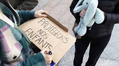 Une pancarte «Protégeons nos enfants », lors d’un rassemblement pour dénoncer les violences faites aux enfants dans les activités périscolaires, le 21 mars, sur le parvis de l’hôtel de ville, à Paris.