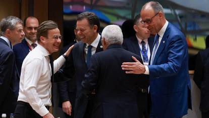 Le premier ministre suédois, Ulf Kristersson, le premier ministre portugais, Luis Montenegro, le chancelier allemand, Friedrich Merz, et le président du Conseil européen, Antonio Costa (de dos), au Conseil européen à Bruxelles, vendredi 19 juin 2026.