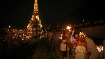 Des centaines de convives vêtus entièrement de blanc se rassemblent au Trocadéro, face à la tour Eiffel, le 18 juin 2026.