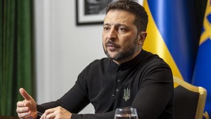 Fin mai, Volodymyr Zelensky a baptisé une unité militaire du nom de l’Armée insurrectionnelle ukrainienne (UPA), une organisation nationaliste de la Seconde Guerre mondiale tenue pour responsable de la mort de plus de 100.000 Polonais. Ce qui a fortement déplu à la Pologne.