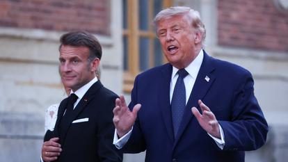 Le président français Emmanuel Macron et le président américain Donald Trump se retrouvent avant un dîner célébrant le 250e anniversaire de l’indépendance des États-Unis, au château de Versailles, le 17 juin 2026.