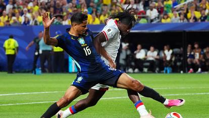 Le Brésilien Douglas Santos en action avec le Haïtien Louicius Deedson, à Philadelphie, le 19 juin 2026.