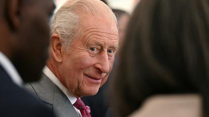 Le roi Charles III avec des membres du collectif «Notre Avenir», lors de sa visite à Blundell Park, domicile du Grimsby Town Football Club, dans la ville de Grimsby, au nord-est de l’Angleterre, le 11 juin 2026.