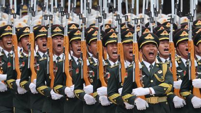 Les gardes d’honneur de l’Armée populaire de libération de la Chine (APL) défilent lors d’une cérémonie d’accueil pour le président russe Vladimir Poutine au Grand Hall du peuple à Pékin, en Chine, le 20 mai 2026.