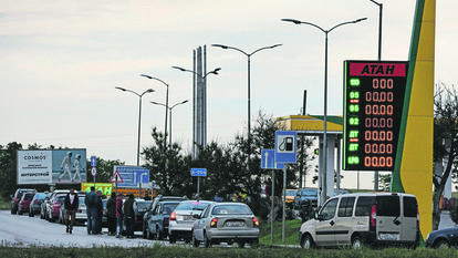 Confrontée aux raids incessants des drones ukrainiens, la Crimée connaît des pénuries de carburant, depuis le mois de mai. Ici, une queue de véhicules devant une station essence, le 3 juin, à Eupatoria, une station balnéaire de la péninsule.