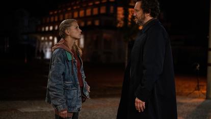 Déborah Krey et Hubert Delattre dans Meurtres à Montauban sur France 3.